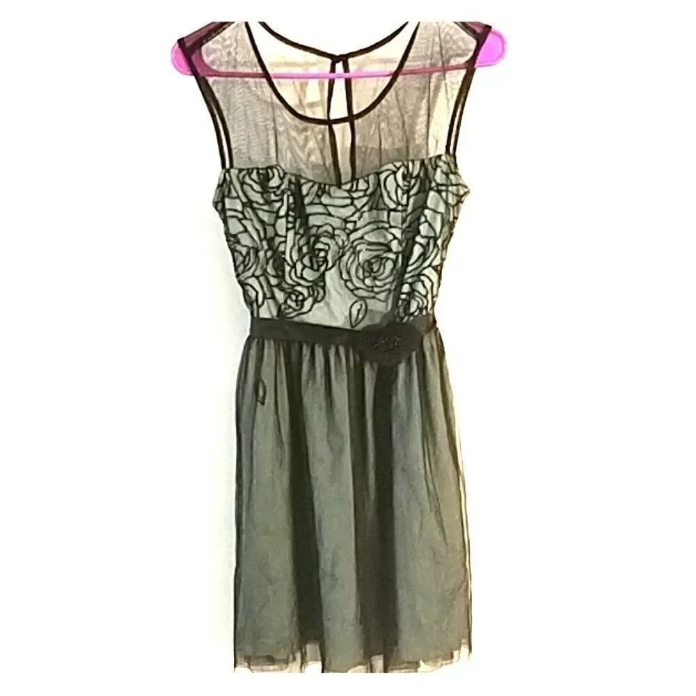 I.N. San Francisco Formal dress size 5 green with black lace (258)